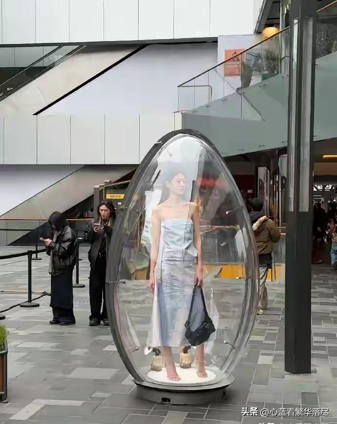 这可真是有钱能使鬼推磨啊！北京三里屯太古里，在这种透明蛋型装置里，每天都会有一位