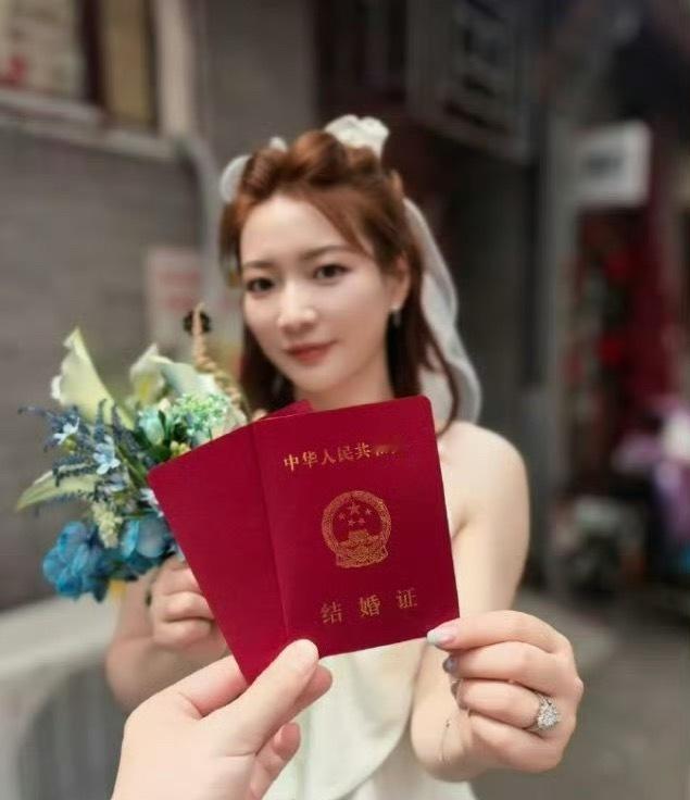 黄雅琼刘雨辰领证从并肩挥拍的默契到执手领证的笃定，黄雅琼刘雨辰用一年时间书写“顶