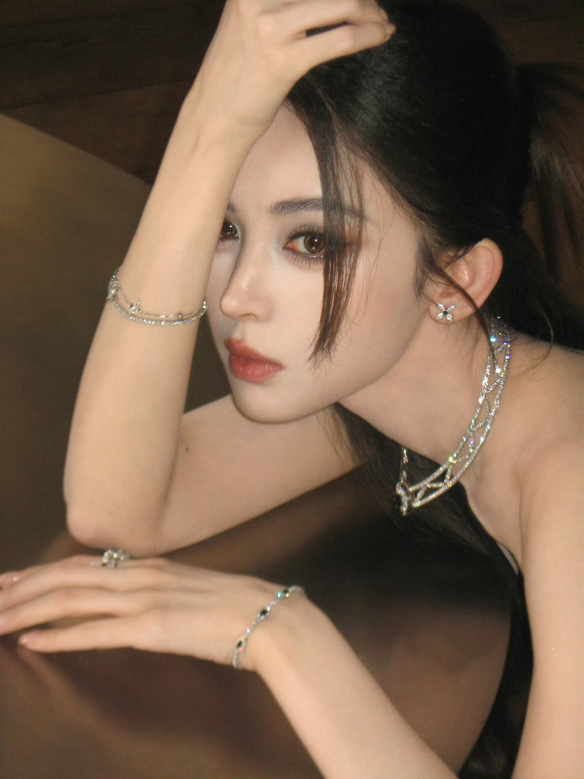娜扎性感小黑猫娜扎又在用脸杀人了啊啊啊反复循环娜扎小黑猫图！冷艳猫咪妆容搭配纯黑