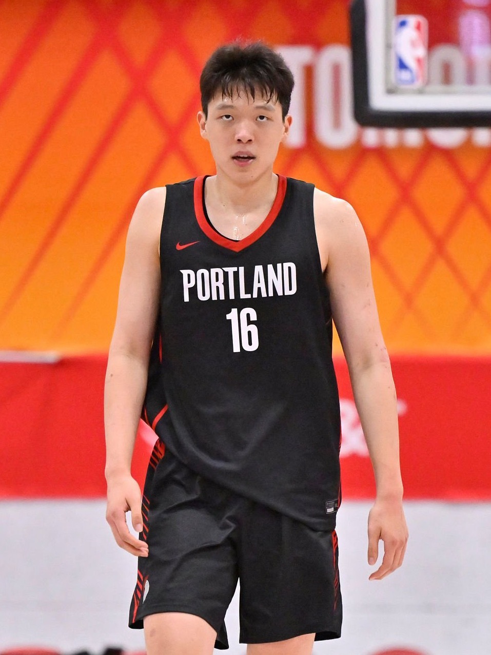杨瀚森全场得到9分10板3助2帽4失误，8中3，三分2中1，罚球2中1（24分钟