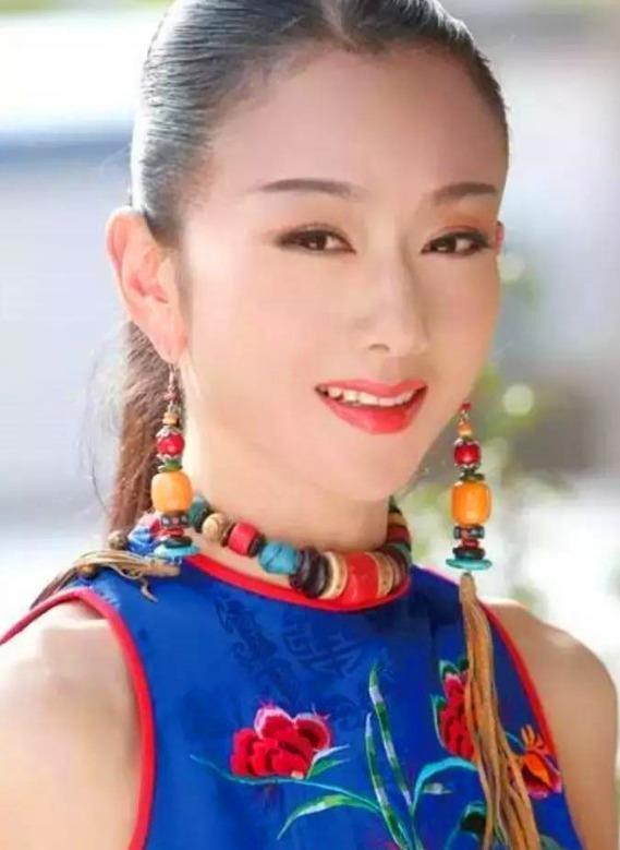 2003年，杨丽萍《云南映象》夺荷花奖金奖，谢幕时离婚一年的百亿前夫刘淳晴就坐在