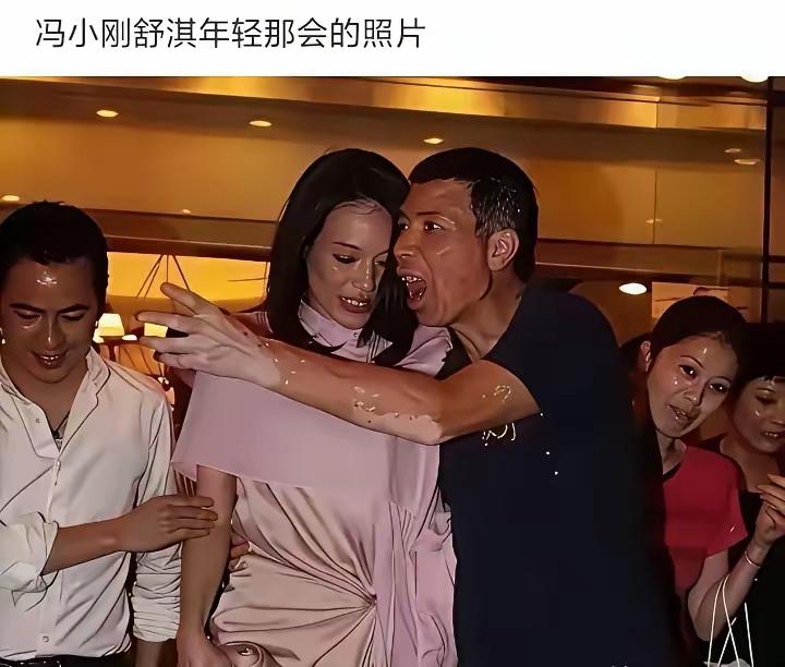 当年那个牛逼哄哄的冯小刚，
现在连人都看不到了。
