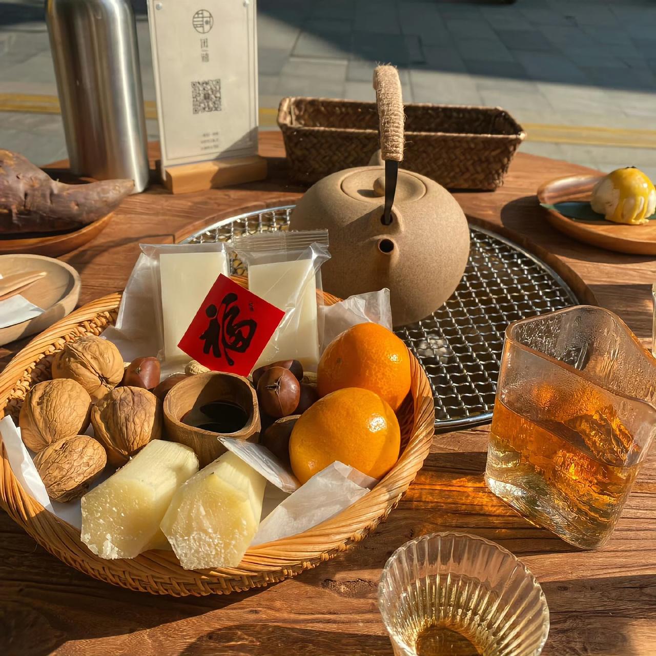 冬风起,碳火生,三两好友,围炉闲话。🍵