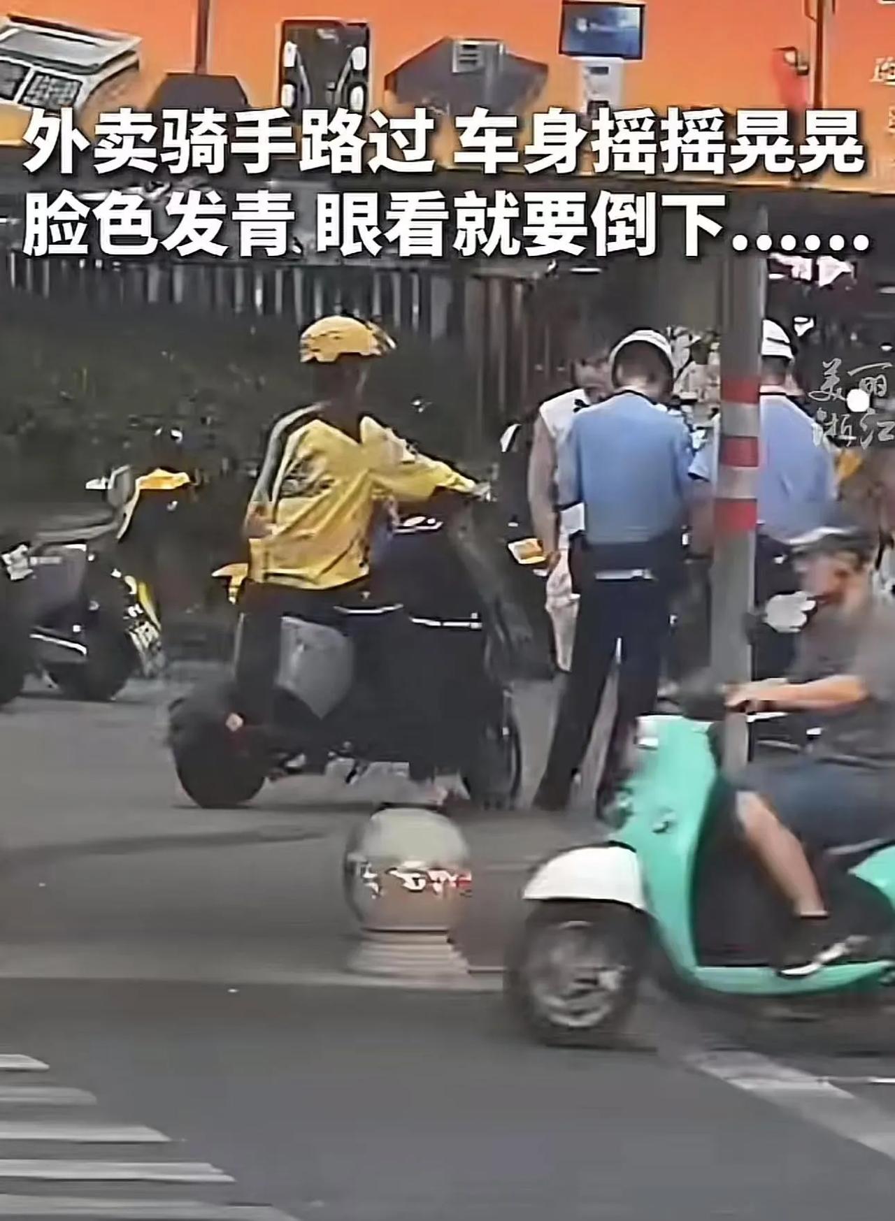 浙江义乌，外卖骑手经过交警身边，交警一把拦住他说：“把车停在这边！”骑手一惊，以