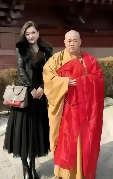 河南嵩山少林，一位游客在游览时，有幸遇到了一位高僧，游客难掩激动之情，与高僧拍下