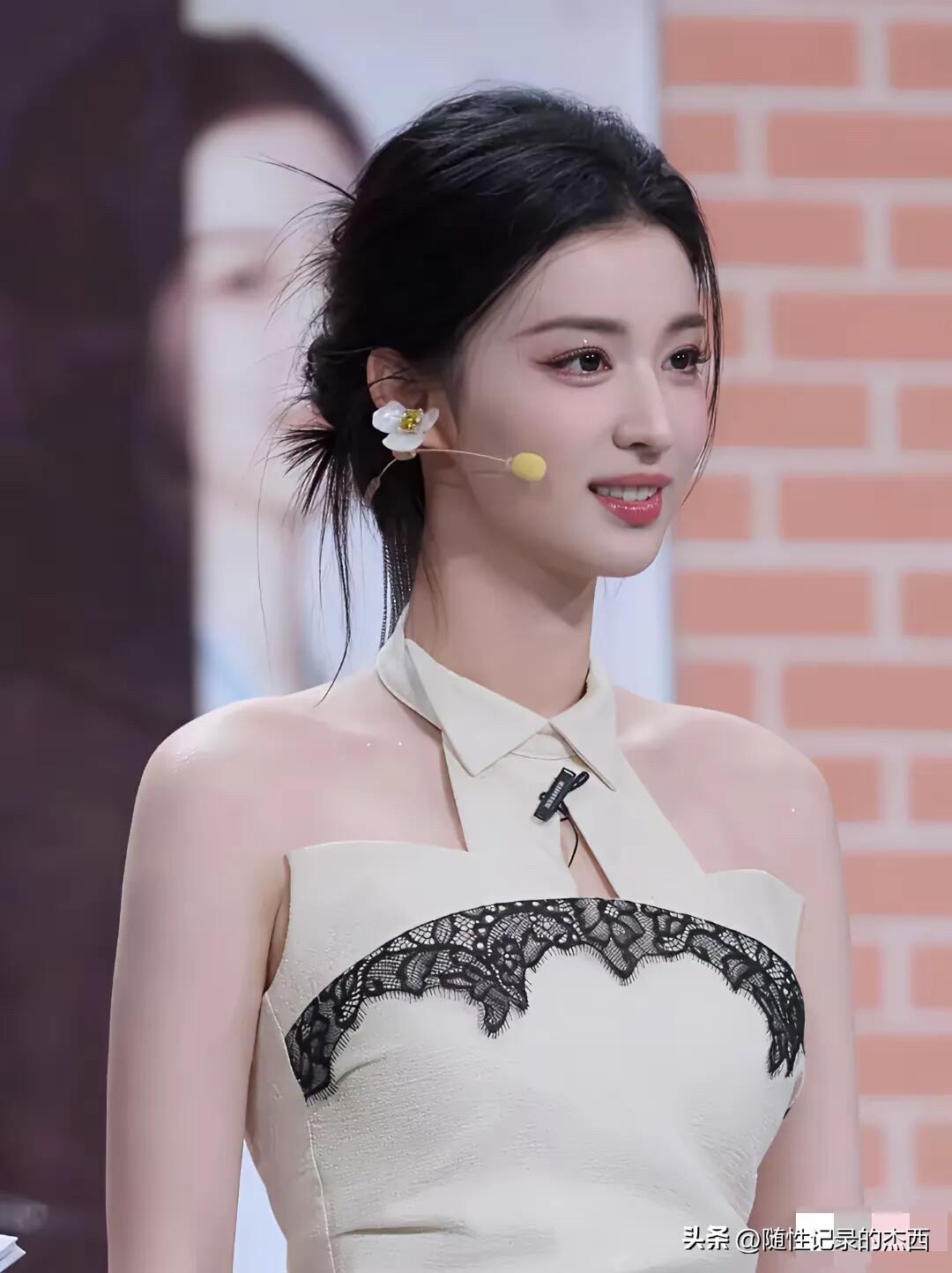 被称为小刘亦菲的她可不是白叫的，柳叶眉、大眼睛，双眼皮，骨相360度无死角，站在