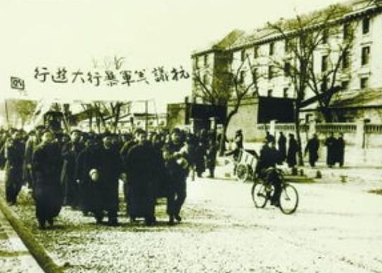 1945年，中国作为战胜国，本该收回所有主权，挺直腰杆过日子，但国民党为了打内战