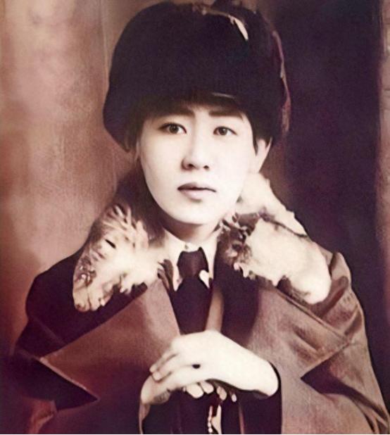 1945年，川岛芳子落入军统手里，但不管军统的人怎么折磨她，她都面不改色。直到戴