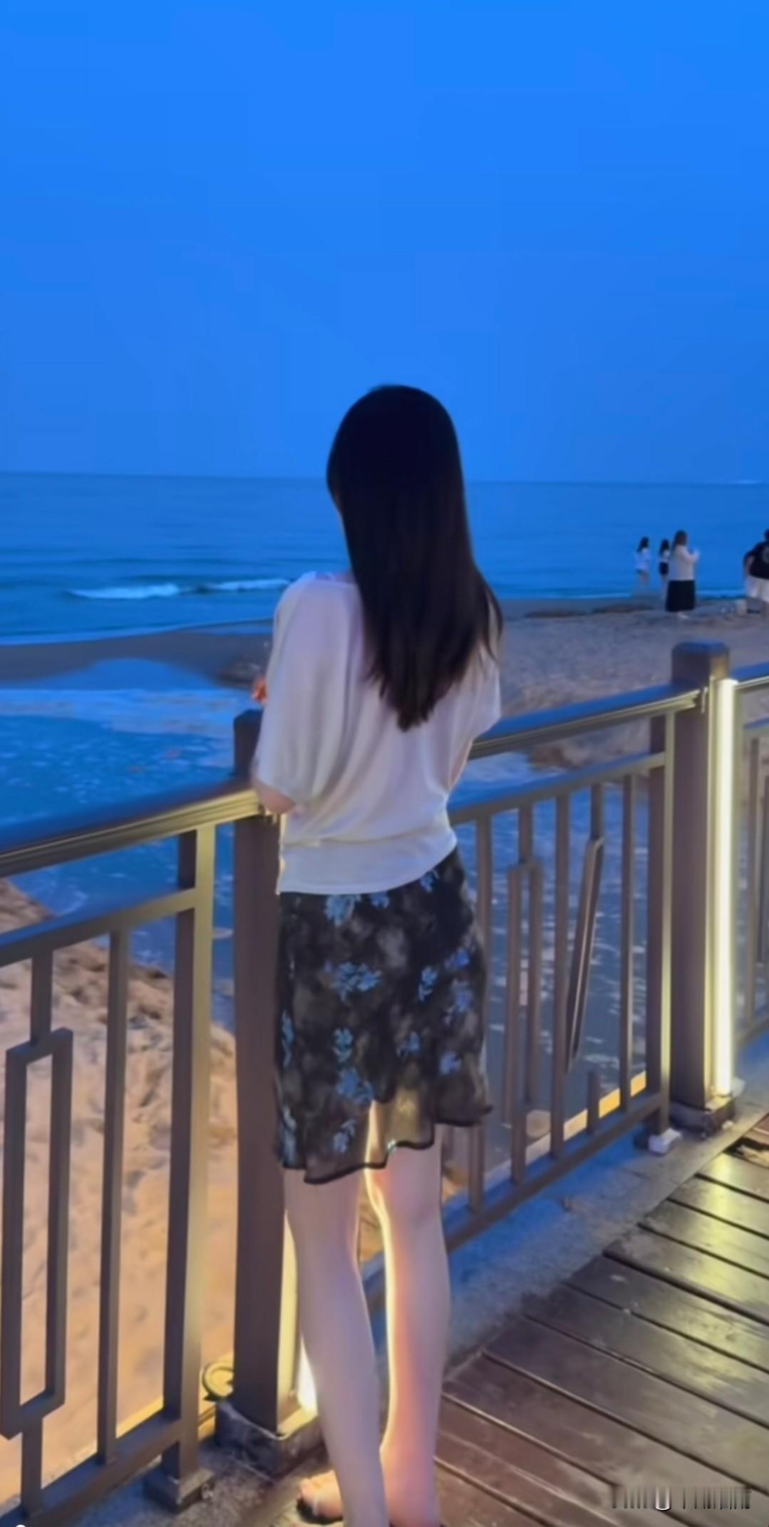 ✨🌻²⁰²⁶/₀₇.₀₁🎀 ᵕ̈ 🍀✨✨
小重山·夏雨
一夜疏霖漏声长，烟