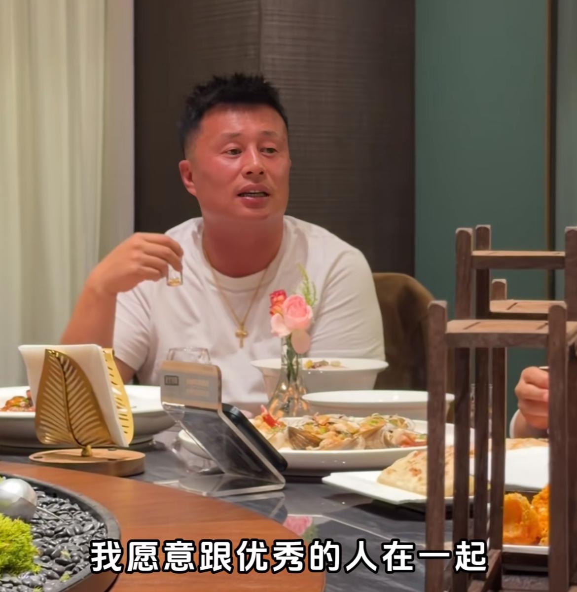 东北“卖车王”陈建泽火出山海关！两百万粉丝网红找上门疑似达成合作，双方喝茅台，陈