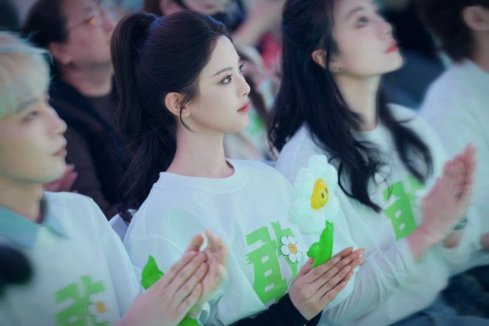 杨超越拍戏手臂大面积淤青 实拍戏份强忍伤痛，默默承受满身淤青，踏实拍戏，用行动诠