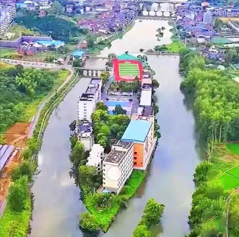 这是湖南郴州市的第十二中学，真的是不浪费一分土地啊！据说是现在的学校禁止学生私藏