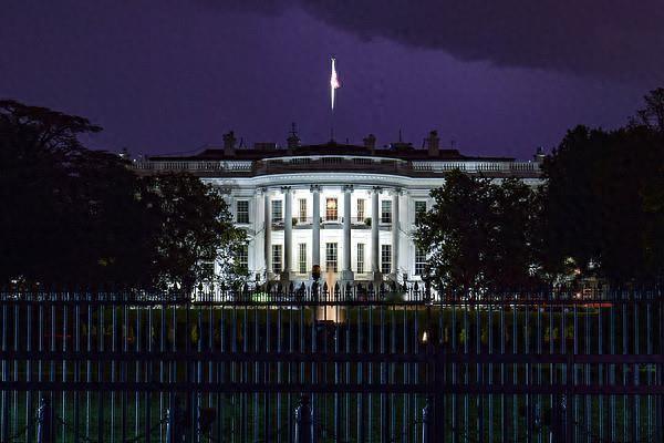 美国国会的内斗终于闹出了大动静。当地时间10月1日零点，美国联邦政府正式停摆，这