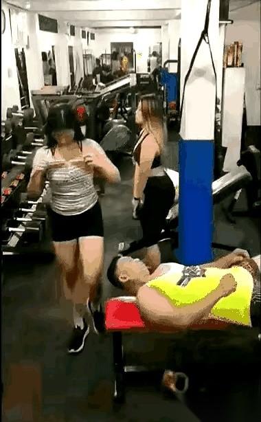 街边长椅上那个穿黑T恤的大哥刚一抬头，怀里就实打实地撞进了一个“大惊喜”。
一个