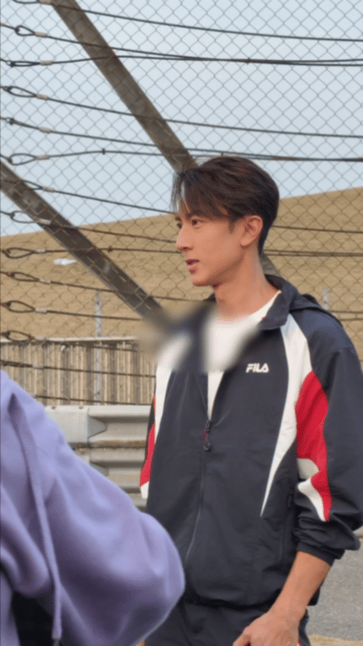 没人说过吴尊46岁还能这么帅啊吴尊有一种经济上行的帅 吴尊把“上行帅”刻进骨子里