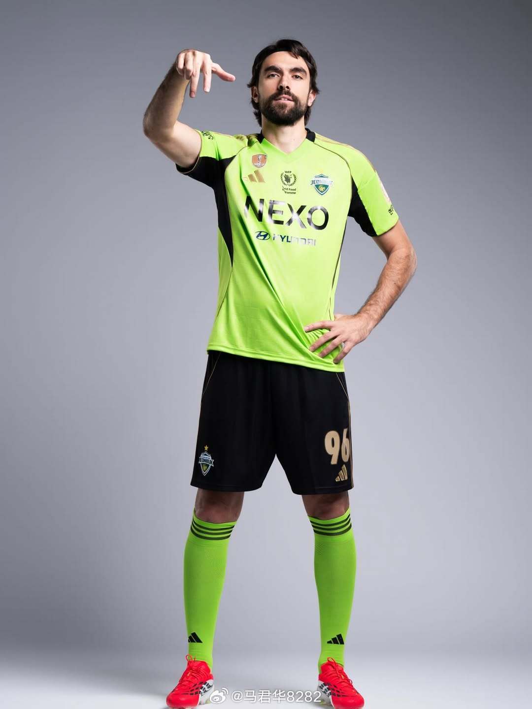 天津津门虎旧将孔帕尼奥发布新赛季定妆照，配文道：New season , sam