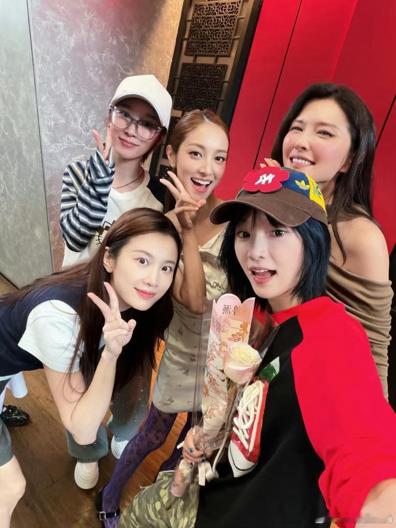 我家那闺女2026定档 路透里姐姐们状态都挺松弛的，从浪姐到闺女无缝切换的也有好