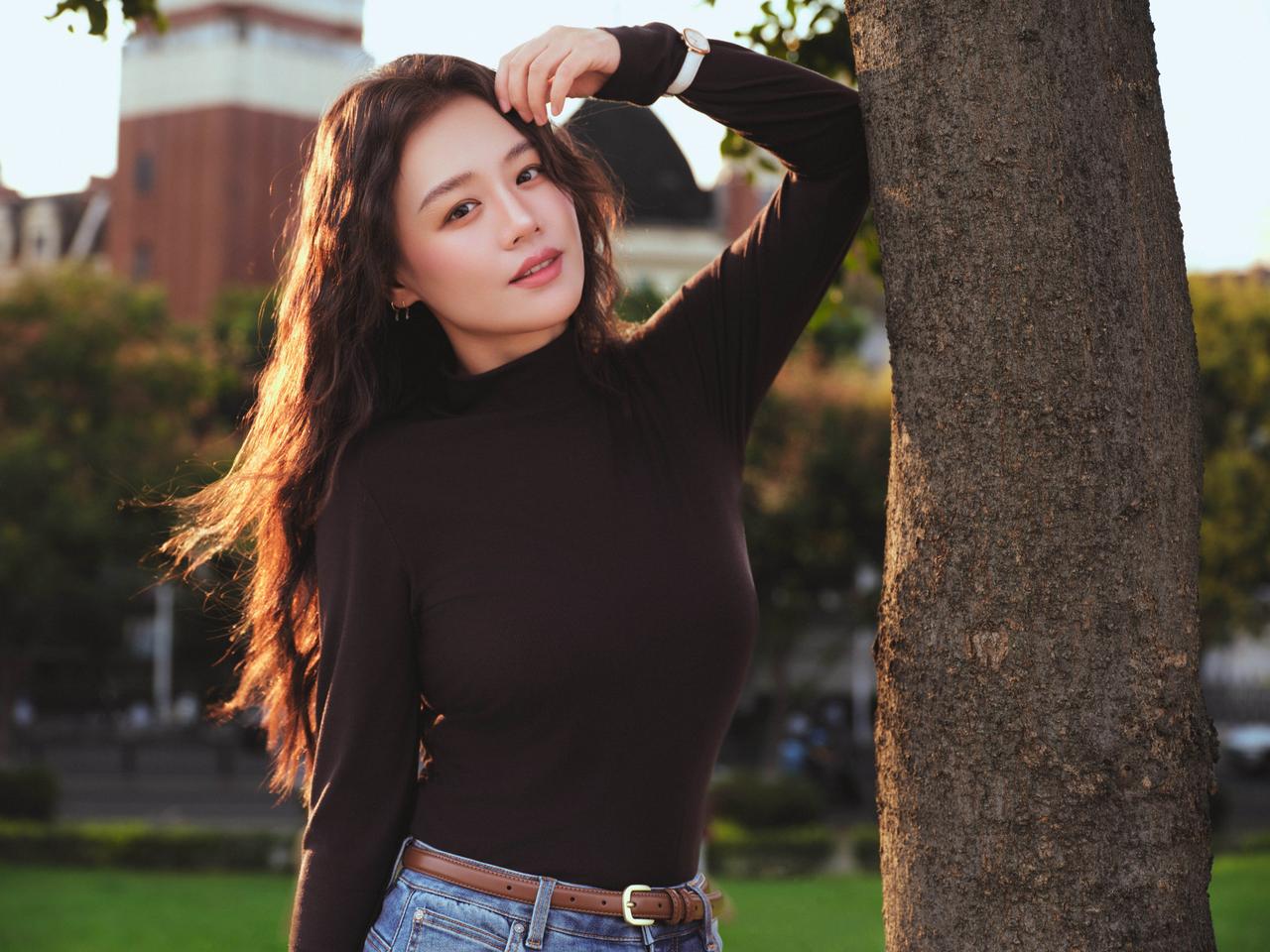 马思纯轻氧淡妆+焦糖大波浪，温柔姐姐感拉满