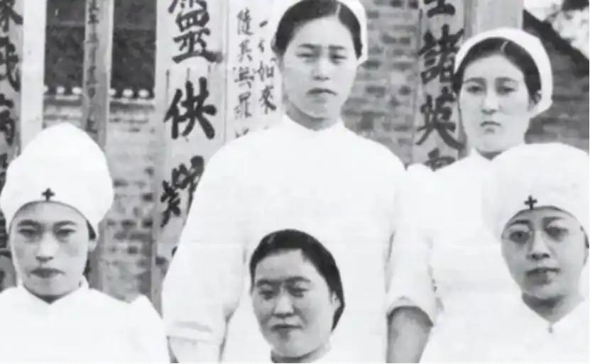 1946年除夕夜，一群女护士们以“吃药”之名，将毒药喂进解放军伤员口中，凌晨，4