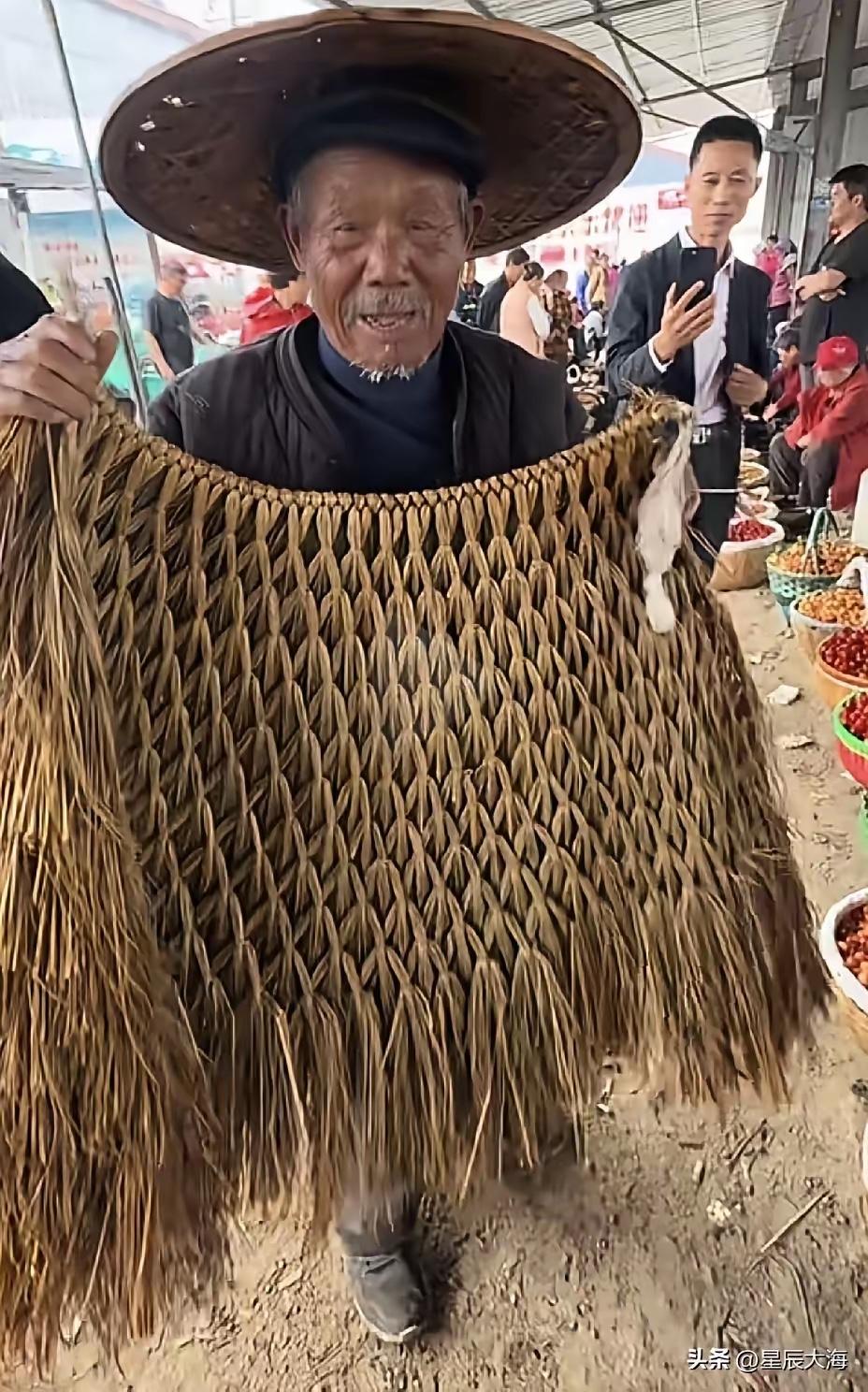 老人赶集卖樱桃，樱桃没人要，身上的纯手工古法编织的蓑衣100块卖了

这是一家樱