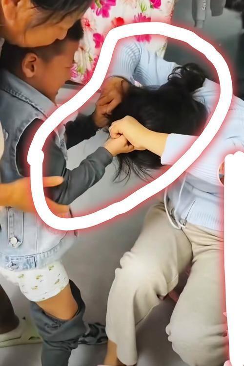 近日，一男子在照看女儿时只顾打电话，疏忽了对孩子的看护，导致女儿在玩耍过程中被车