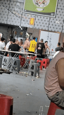 没人劝的话，光膀子大哥不会这么冲的，气氛都烘到这了，你说怎么办嘛[奸笑]