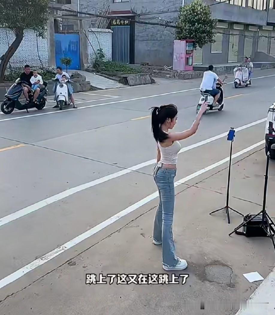 既不安全，又影响交通，怎么想的！
