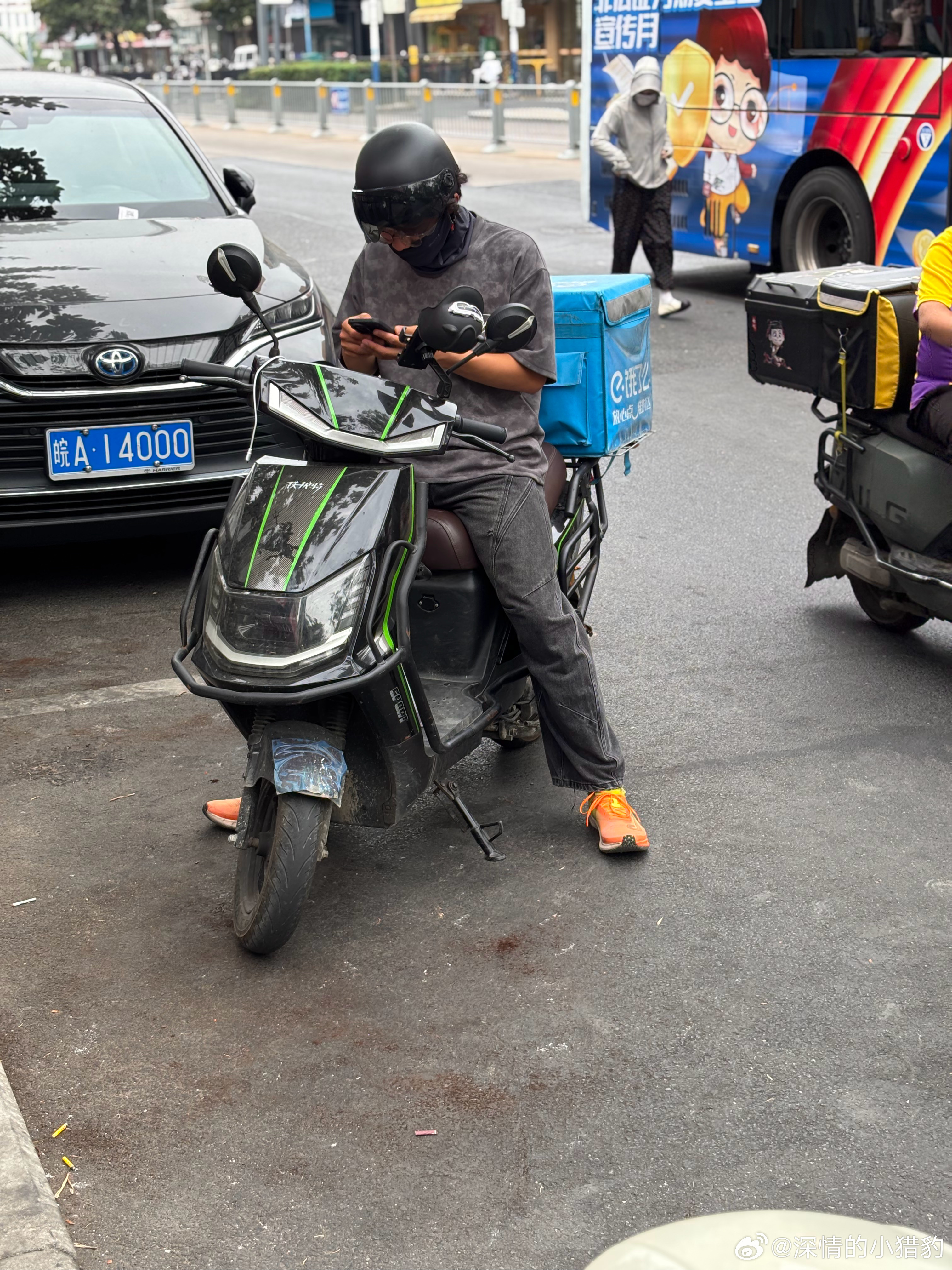 正中午还是蛮热的，戴头盔更热心疼小哥😭😭😭 