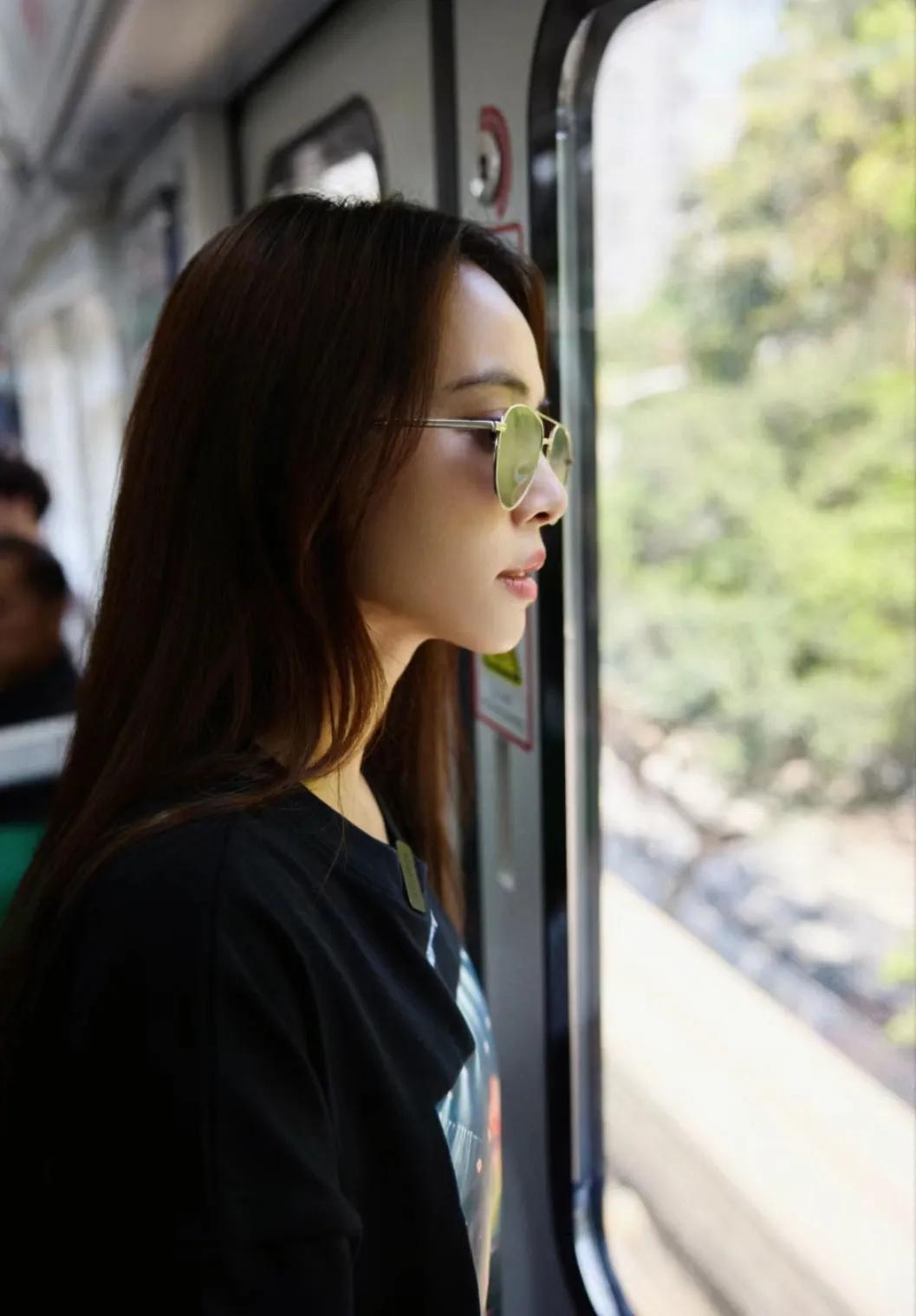 蔡依林重庆旅游照
她真的好漂亮啊
穿着打扮都普普通通
但是气质状态秒杀普通人
4