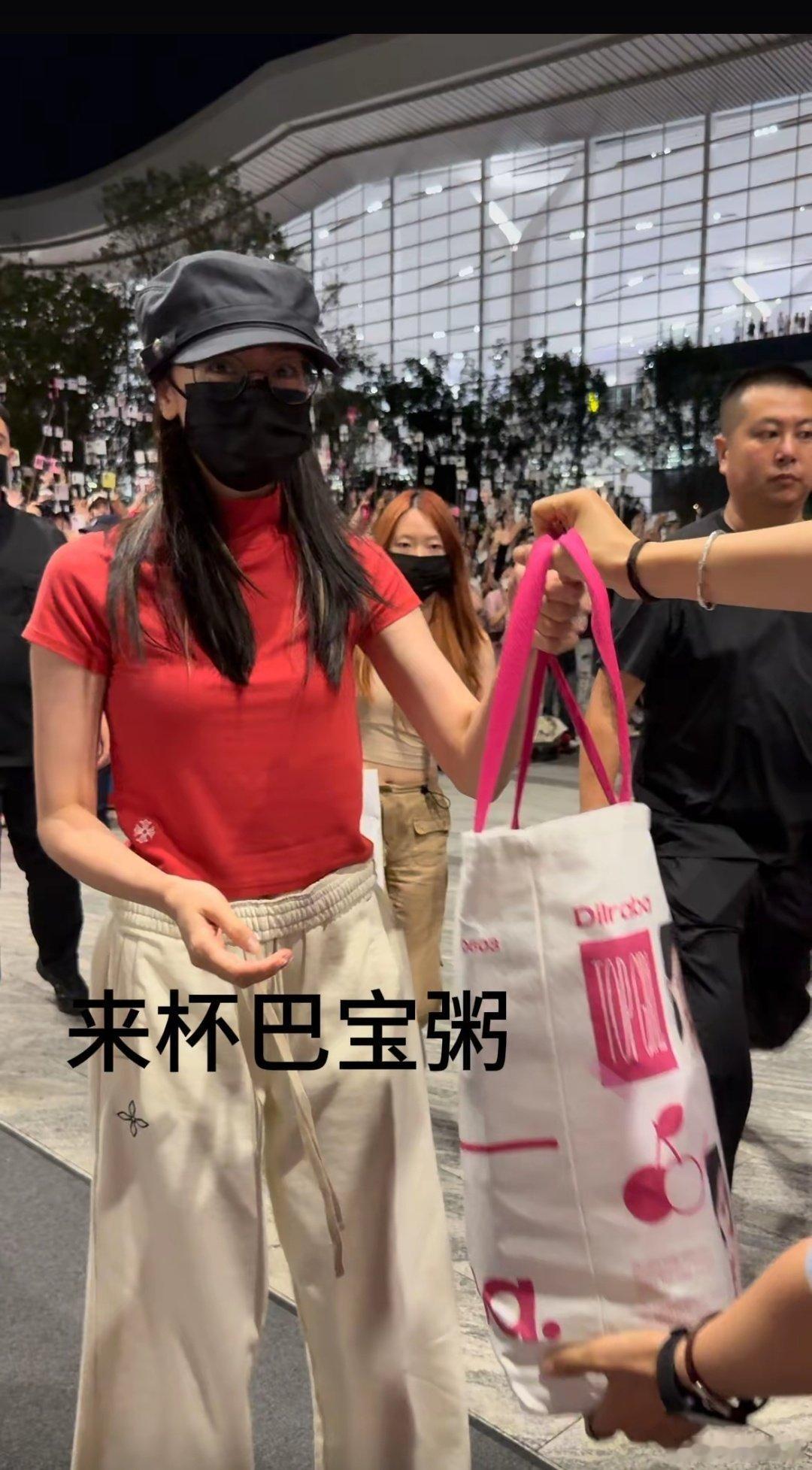 迪丽热巴抱着信不撒手宠粉天后迪丽热巴 