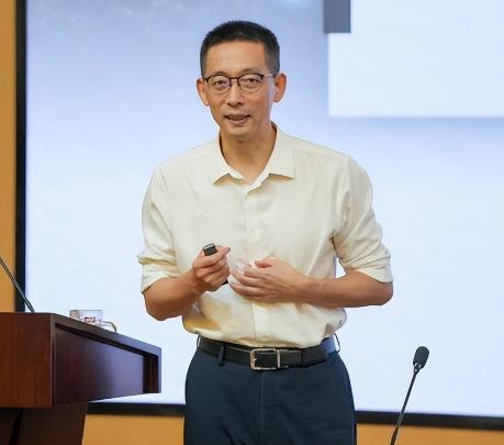 施一公曾在演讲中沉痛感叹：“宁可在美国碌碌无为，也不愿回国绽放光芒。”过去，人才