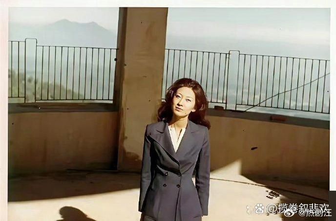 这是年轻时候的施南生，真的惊艳到我了 ​​​