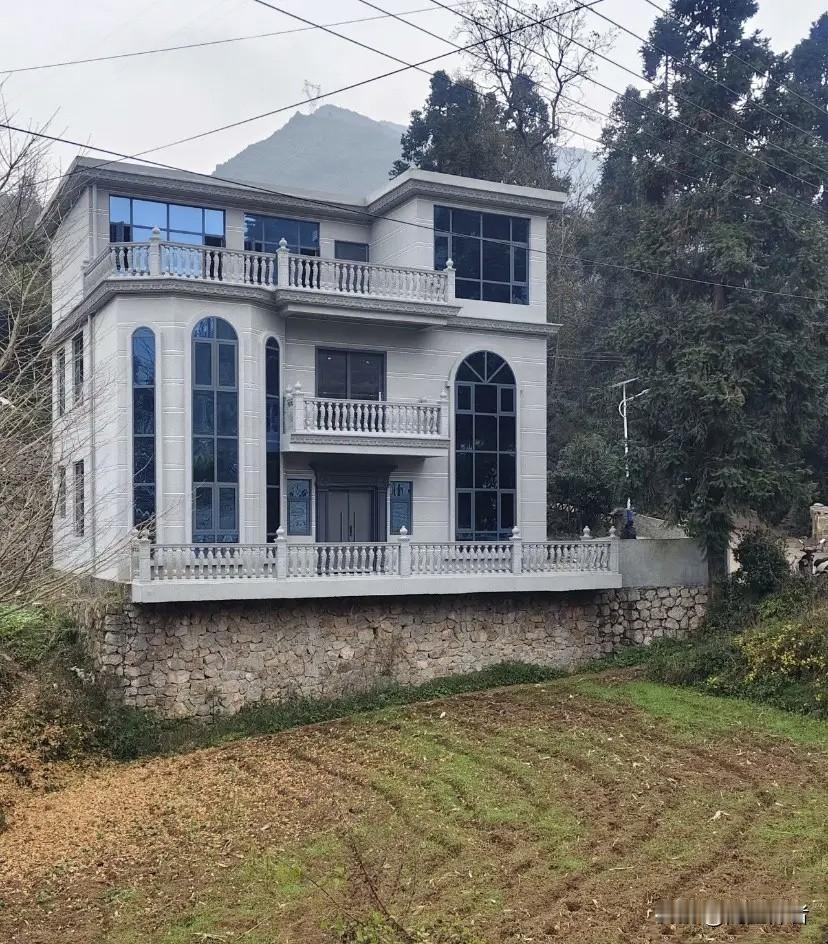 在大城市里这样一套别墅有上千万元就可以住进去，而在农村只需要30万元就可以入住。