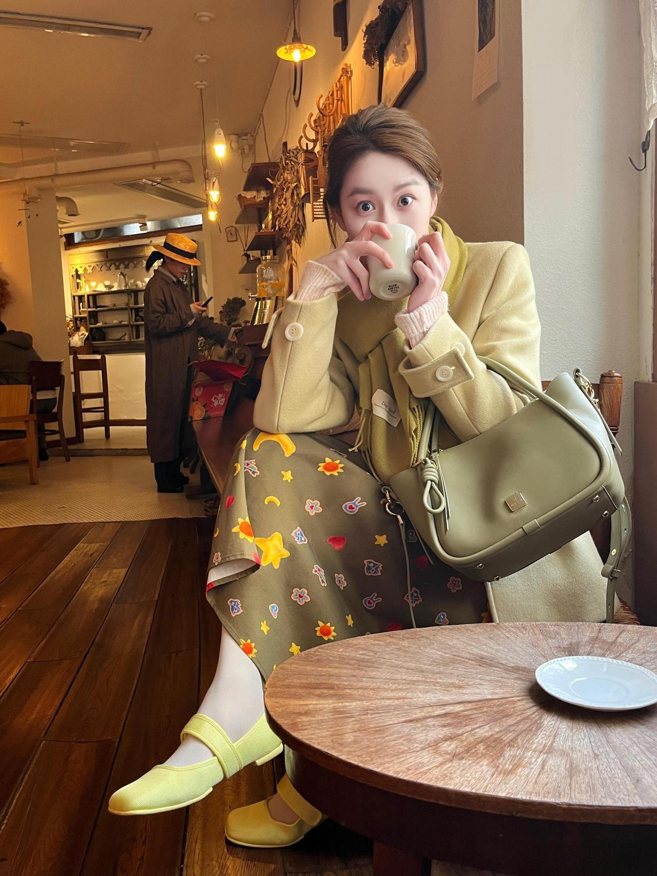 这套穿搭是温柔甜美的暖调复古风，把优雅质感和童趣细节融合得很有灵气。
浅黄短款大