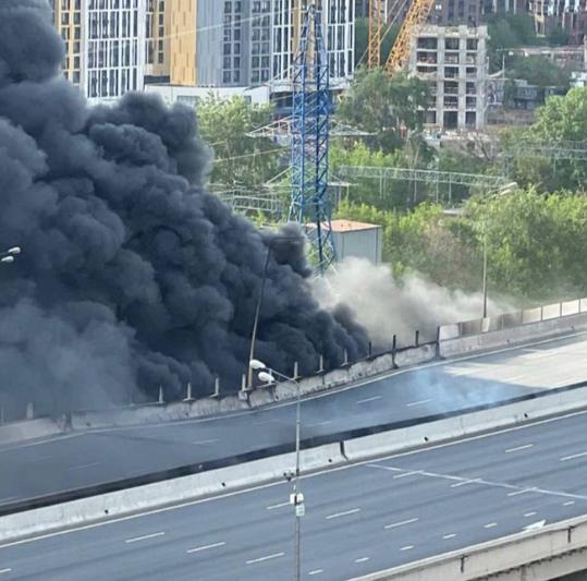 【莫斯科东北段环线高速公路因建筑仓库起火部分坍塌。连基础设施都在发生这么多事之后
