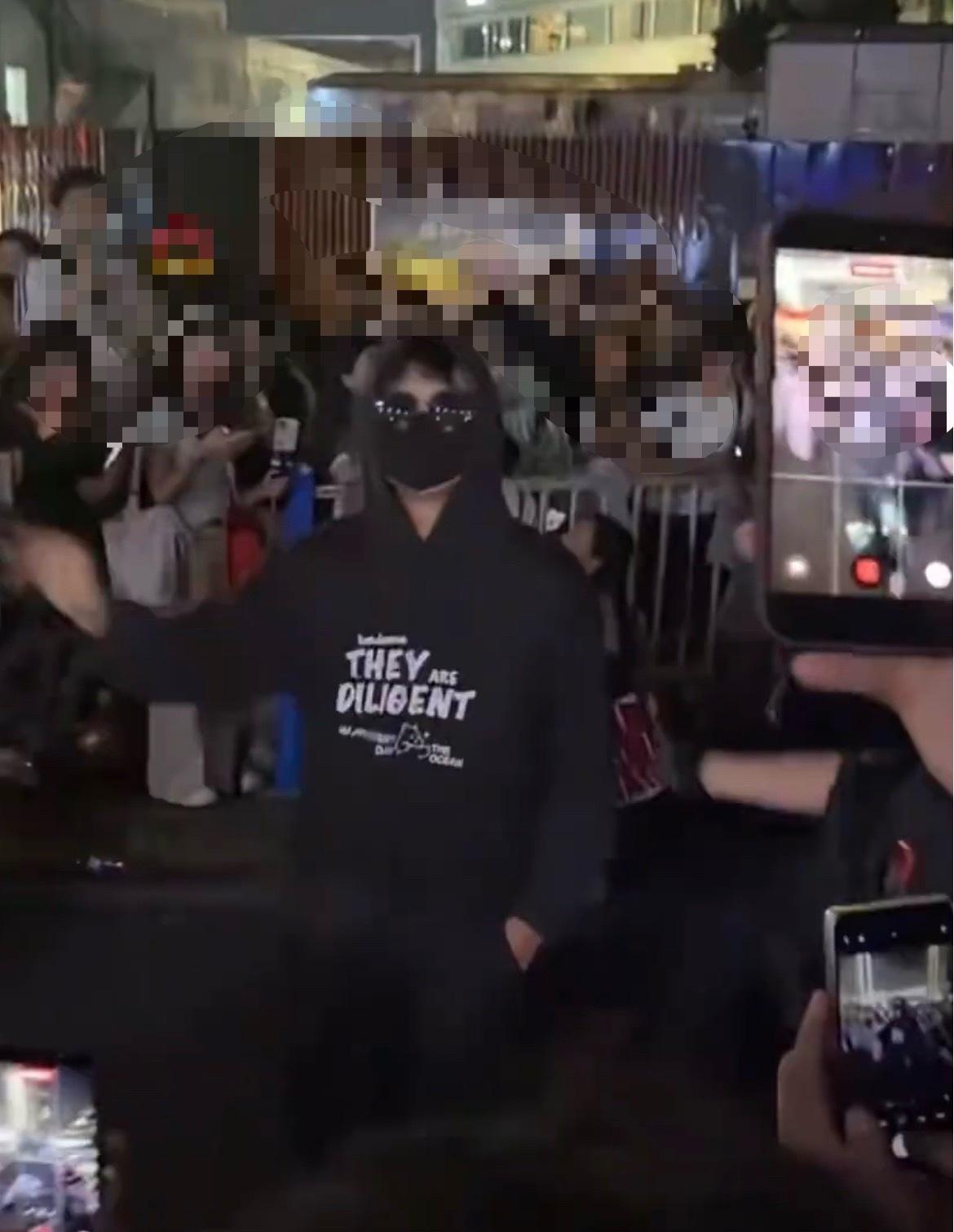 刷到长江国际那边一群人在那喊嘉豪，额滴神啊… 