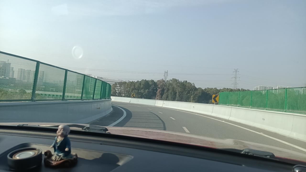 【上头条聊热】——你有没有发现，最近的热点新闻像一股席卷而来的潮水，瞬间淹没了我