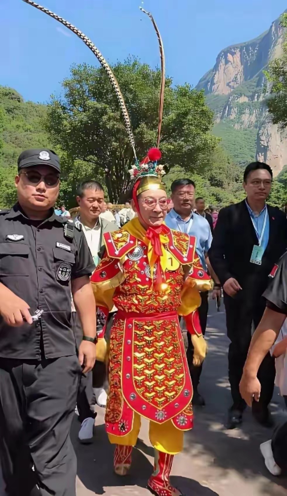 六小龄童老师这是啥造型？怎么感觉有些尴尬。 ​​​