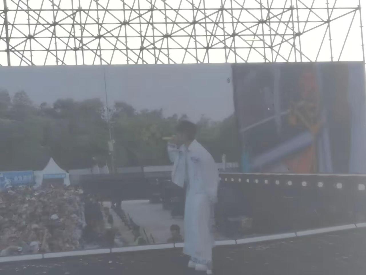 当不了站姐之我在音乐节拍的张远。谁能看出这是张远我敬他是鹰眼张远 音乐节 枣林湾