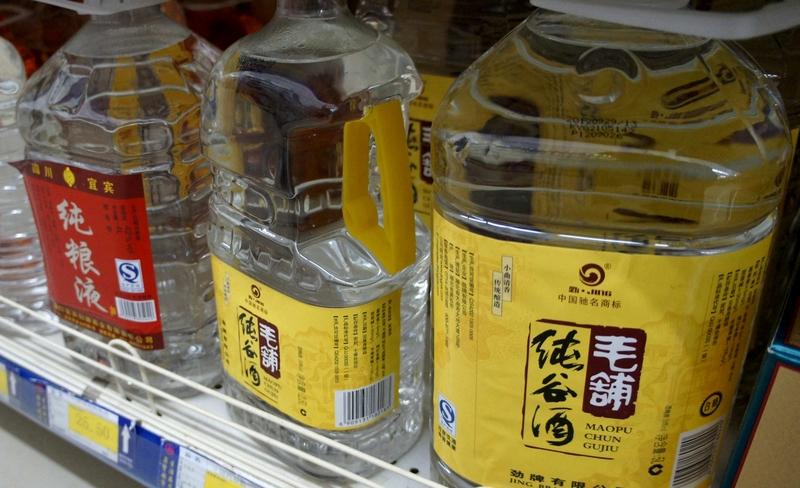 我们喝的酒全是勾调而成，即便所谓的粮食酒，也是调酒师按比例勾兑出来的。
想喝上一