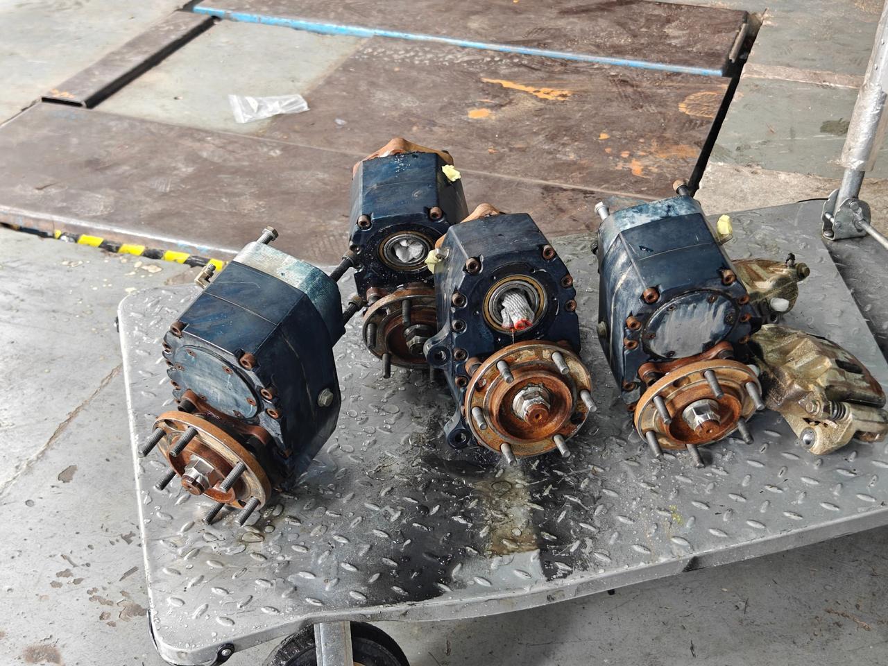 出售方程豹8门桥一套，212T01门桥一套，牧马人JK门桥一套，二手拆车件喜欢的