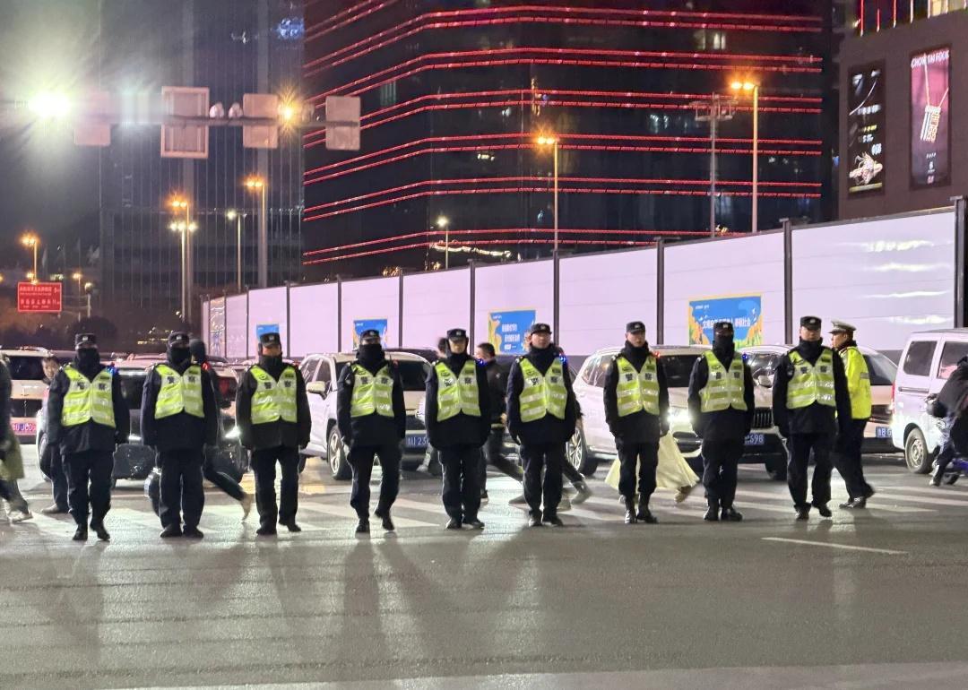 青岛石老人警察人墙！！
哪儿见过这架势啊[得意][得意]
	
青岛