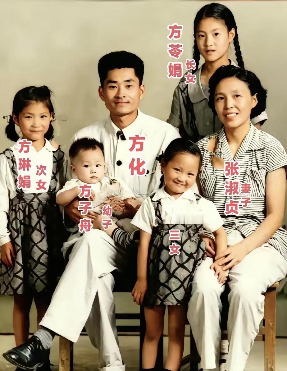 蓝布衫洗得发白，松井的刀还在胶片里闪，他到底恨谁？
我翻到一张1956年的老照片