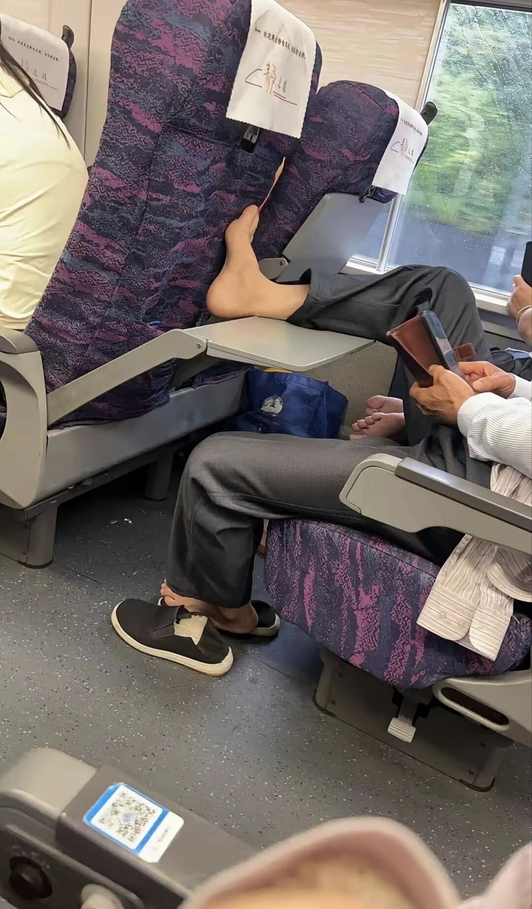 高铁上男子光脚踩座椅站座拿行李，旁人劝阻反被怼：椅子又不是你家的。
 
坐高铁出