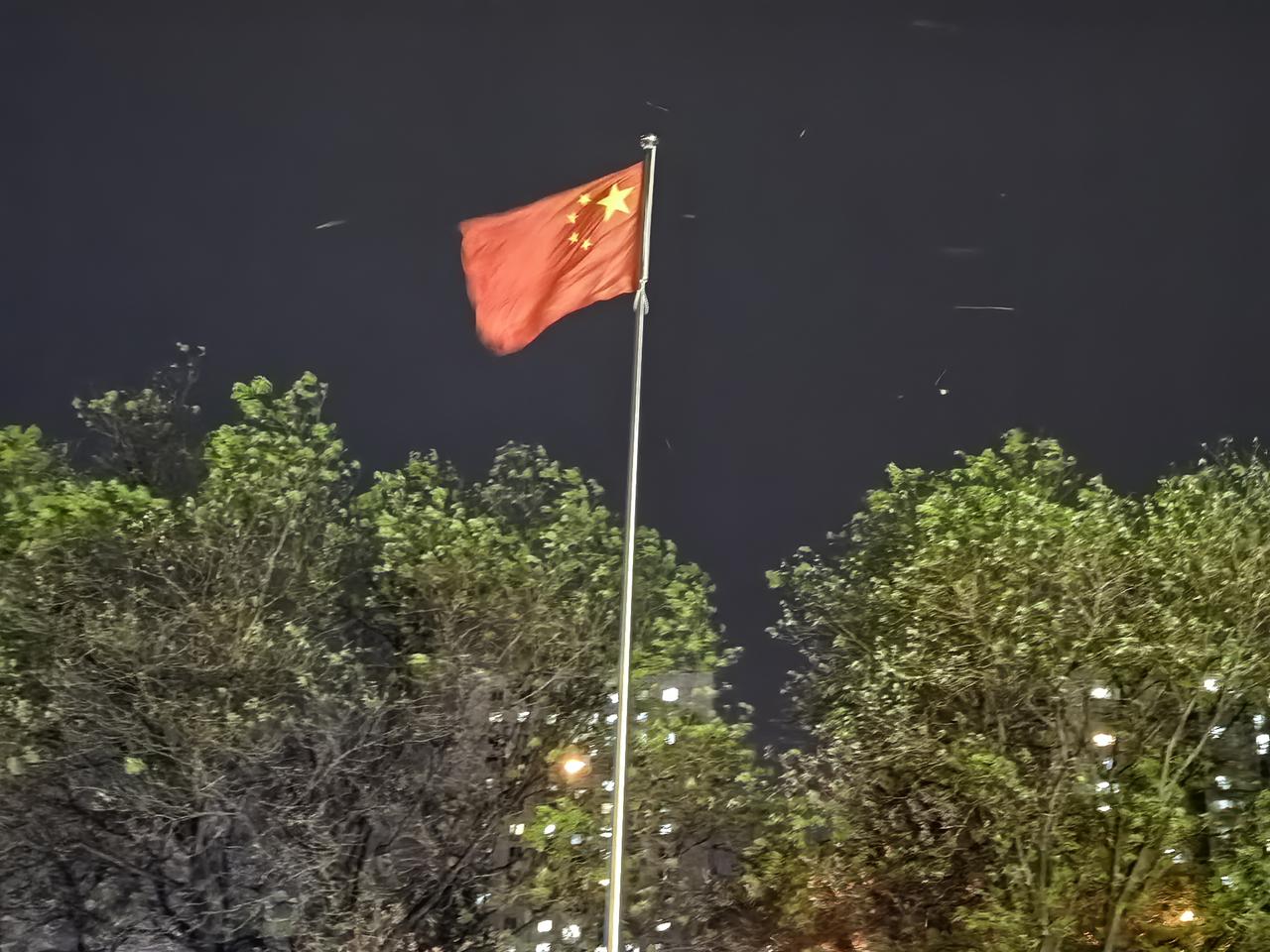 在狂风中夜空中，我见证了国旗之舞——伟力之魂。关于战争很快结束，我前期研判的基础