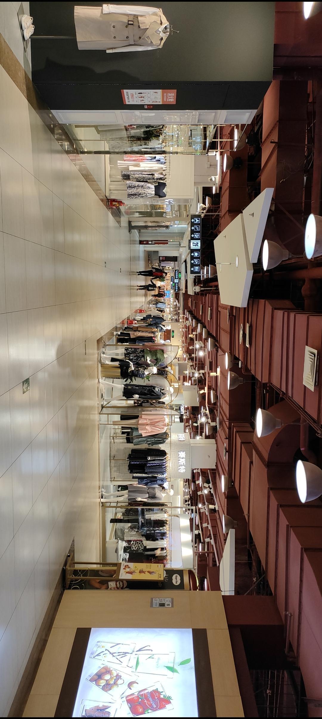 探索商场里的时尚之旅，从衣架上挑选你的最爱！👗👠💃