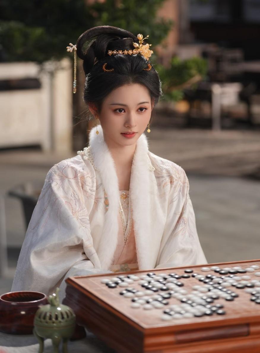 《逐玉》看到钟泠儿的脸，
才明白她为何能成为，
魏严执念一生的白月光！


饰演