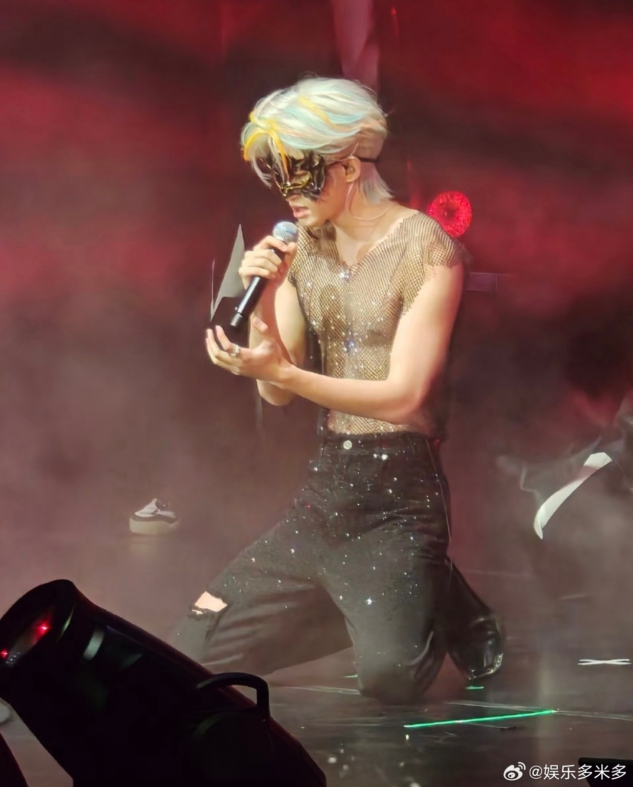 云旗富有且慷慨 这慷慨程度绝了！演唱会脱外套露腹肌，又野又欲帅到腿软，完全不把粉