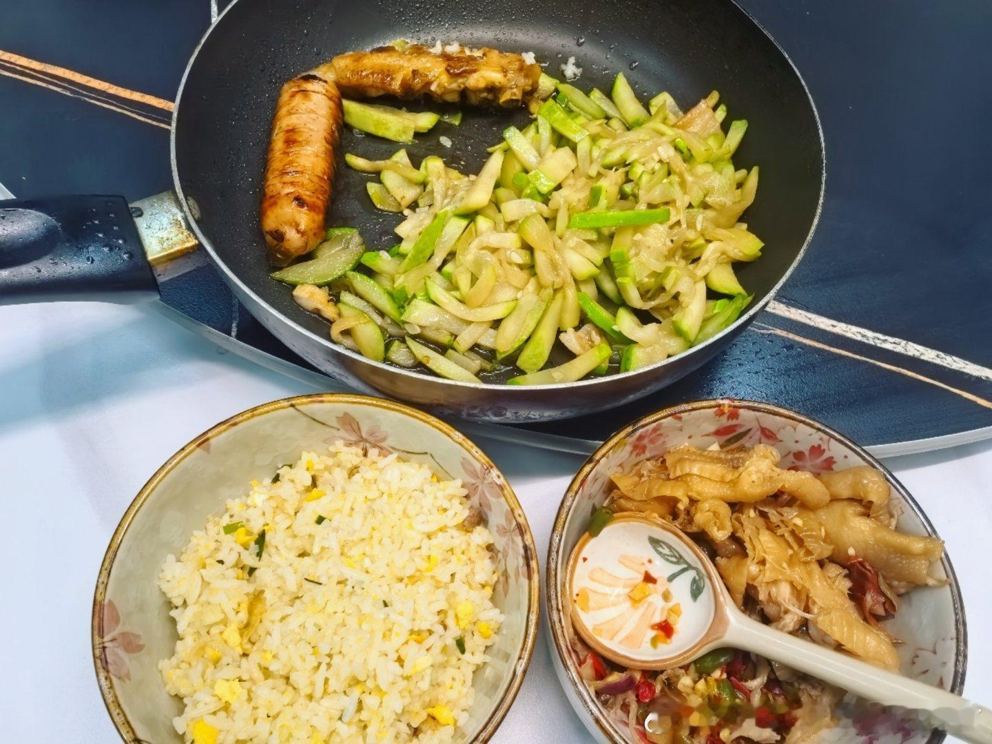 好潦草的一餐饭。。。生活中处处是将就