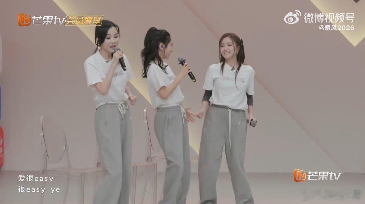 陶昕然萧蔷安崎身高差安萧鸟组合颜值与笑点双在线，甜甜的舞台配上超萌身高差，越看越